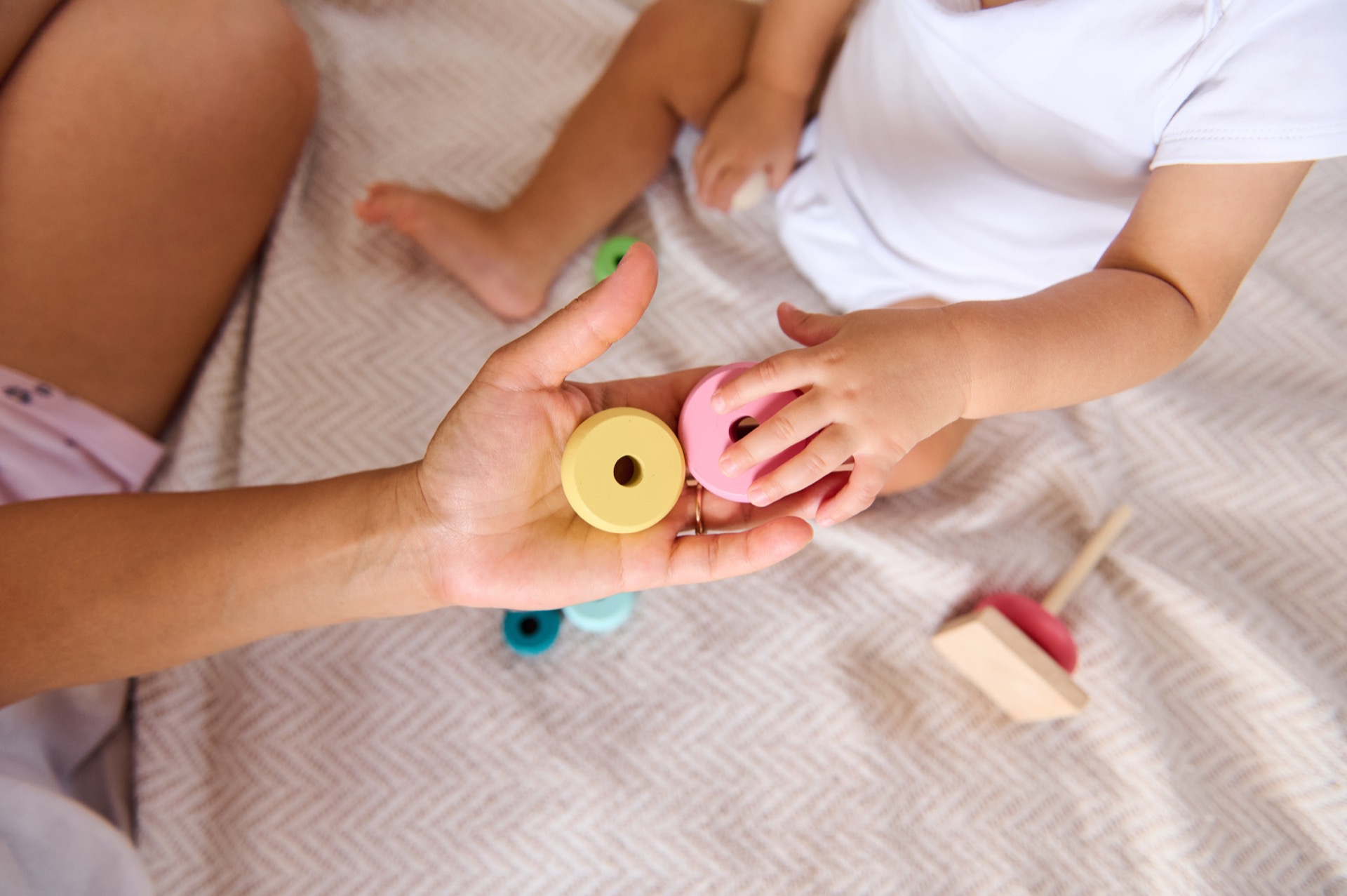 Pierwsze kroki w świecie zaufania, bliskości i samodzielności